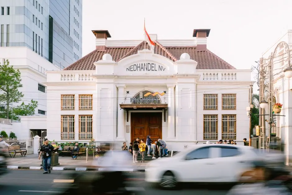 Antrean nasabah di kantor cabang bank